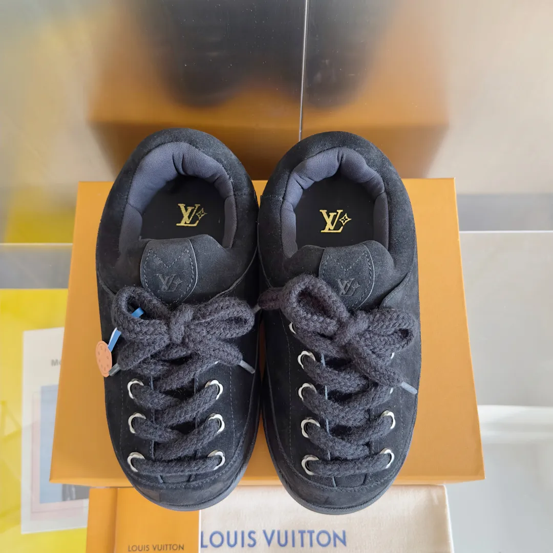 [L Family x Ingo joint model] Top P: 820💰 ▪️Size: Women's 35-40 (customized at 41.42 for women). Men's 39-44 (customized at 38.45.46) LV x Ingo joint model Top version Fatty Forrest Gump shoes Thick sole Couple model Casual sports shoes Original purchase and development Production LV Yeti lace-up shoes from LV Yeti The series combines Japanese "small feet" fashion aesthetics with classic Louis Vuitton elements in avant-garde strokes, subtly paying tribute to the traditional Japanese culture of taking off shoes when entering the house. The suede cow leather is partially embossed with Nigo's reinterpreted Damier pattern, and the comfortable casual shoe configuration highlights street style. Exquisite packaging at the delivery counter🛍📦 ▪️Fabric: Original imported first-layer cowhide ▪️Inner lining: Original custom-made breathable mesh ▪️Sole: Original molded non-slip TPU material ▪️Sole thickness: 5CM